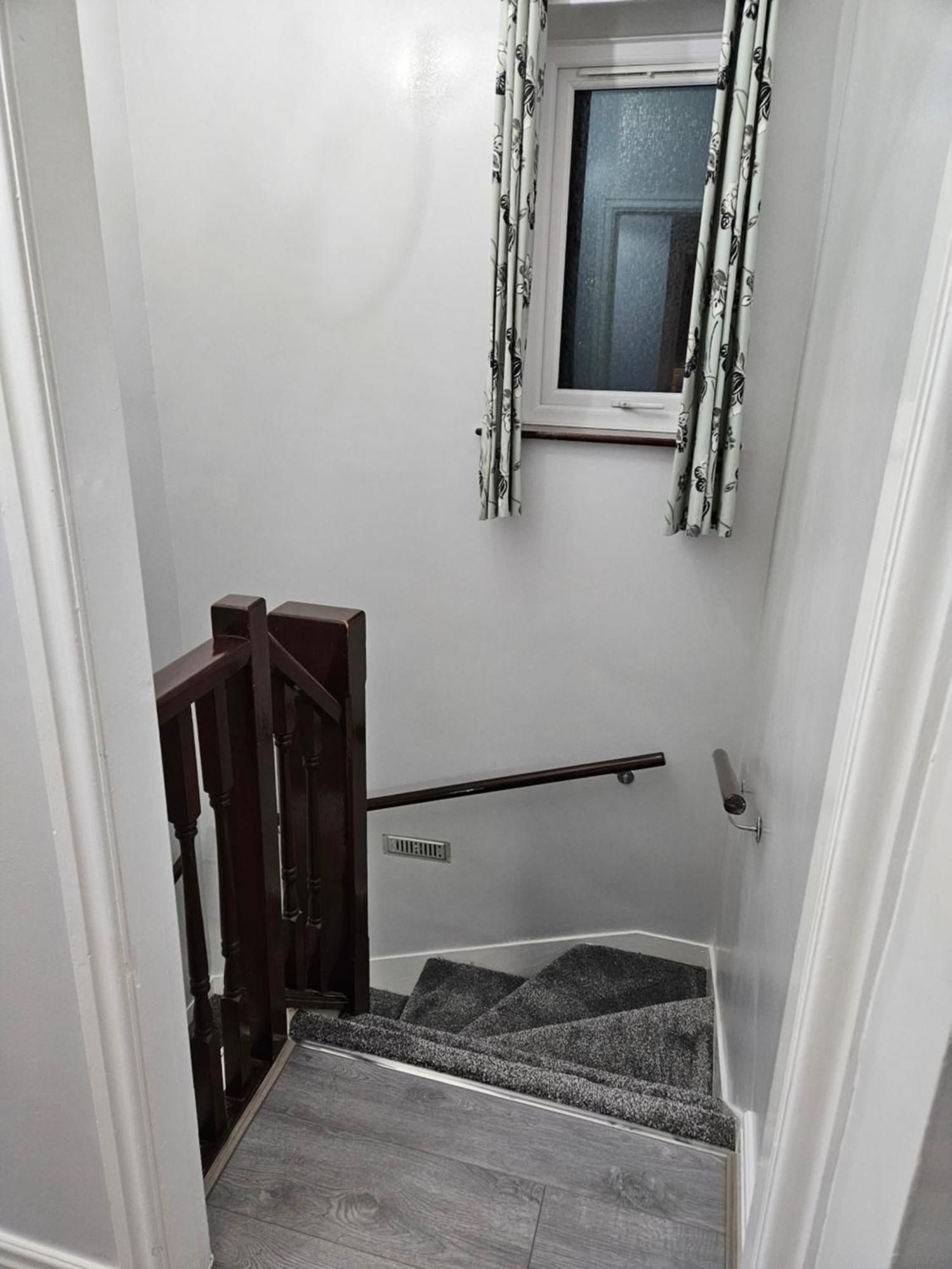 Lister Park Bradford 2Bed Detached Cottage House Parking Cinema Screen Games Room エクステリア 写真